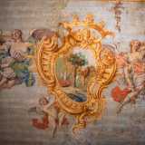 Tra fregi e fini decori a dominare la parte centrale � proprio lo stemma della famiglia Roberti, sorretto da un putto e da due �vittorie alate�. Nello scudo � raffigurata una quercia, una fenice tra le fiamme ed un leone rampante